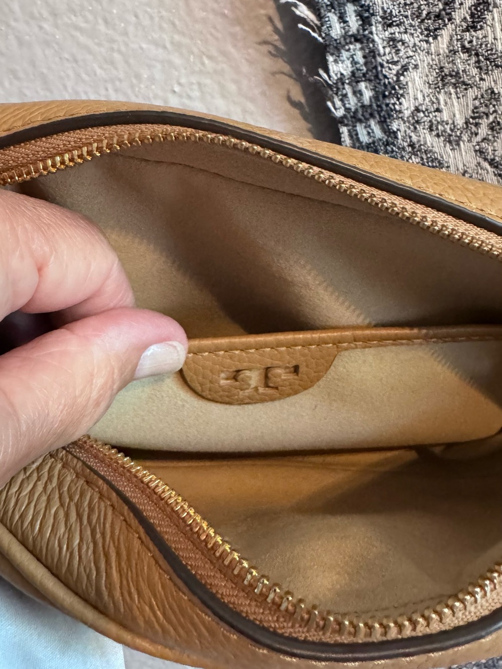 Tory Burch Camel/Tan Pebbled Leather Crossbody with Gold Logo - Picture 3 of 3